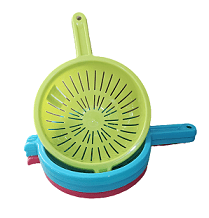 scolapasta con manico in plastica colori assortiti